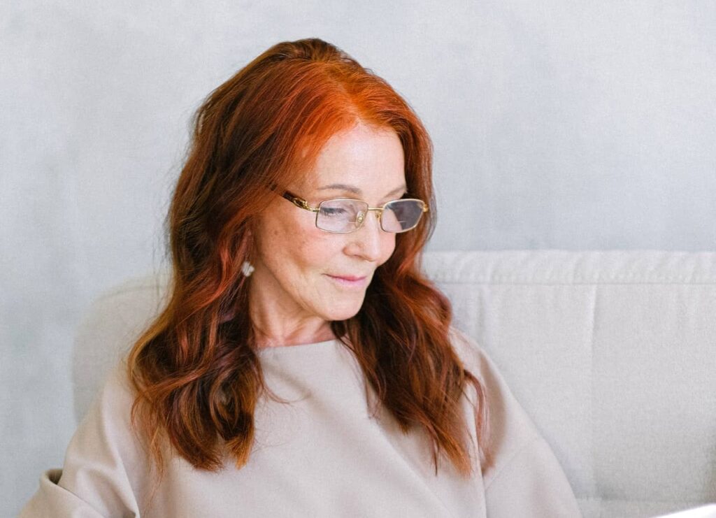Frisuren für Frauen ab 50 - Kupferne Haarfarbe